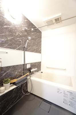 【浴室】 | 【上質リノベ】ダイアパレス己斐 | 【バスルーム】
Panasonic社製1116サイズ！
床のスミに目地が無いので、汚れが落としやすいスミピカフロアを採用！
乾き易く汚れにくく「スゴくキレイ」が長持ち。
ストレート浴槽フォルムも特徴！