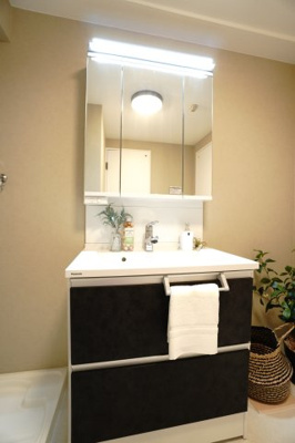 【独立洗面台】 | 【上質リノベ】ダイアパレス己斐 | 【コスメカウンター】
Panasonic社製シーライン！
「美ルックラインLED照明」は、従来の照明より自然な肌の色に見える照明。
肌の色味を美しく引き立て、洗面ボウルも広くメイクの時間をより素敵に。