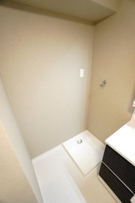 【独立洗面台】 | 【上質リノベ】ダイアパレス己斐 | 【パウダールーム】
上下左右に余裕のある洗濯機置場！
しかも装着が楽なワンタッチ式の給水栓！
ドラム式の洗濯機も入るサイズですが、
お手持ちのサイズが入るか要確認です！