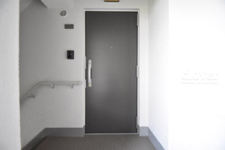 【その他共用部分】 | 皆様をお迎えする、お部屋の玄関ドア。開けやすさや開放角度、ドアノブの操作しやすさや鍵の形状などを、現地で一度ご確認ください。～即日のご見学可能～　お問合せはお気軽にどうぞ。