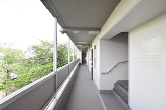 【その他共用部分】 | 共用廊下です。ここもきれいに清掃されています。周囲のお部屋の様子も、ぜひ伺ってみてください。～即日のご見学可能～　お問合せはお気軽にどうぞ。