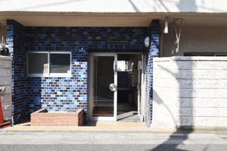 【エントランス】 | お客様を、そして住人を出迎えてくれるマンションのエントランス。ゴミが落ちていないことからも、管理状態の良さや住民の節度の高さが見て取れます。～即日のご見学可能～　お問合せはお気軽にどうぞ。