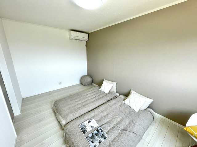 【寝室】 | 【分譲住宅】　山形市みはらしの丘二丁目　☆全1棟☆ | 明るい光が差し込んで、気持ちの良い朝が迎えられそうですね！
エアコンやTVのコンセントも一部ついておりますので仕事や勉強の合間の休憩も快適に過ごせます♪
