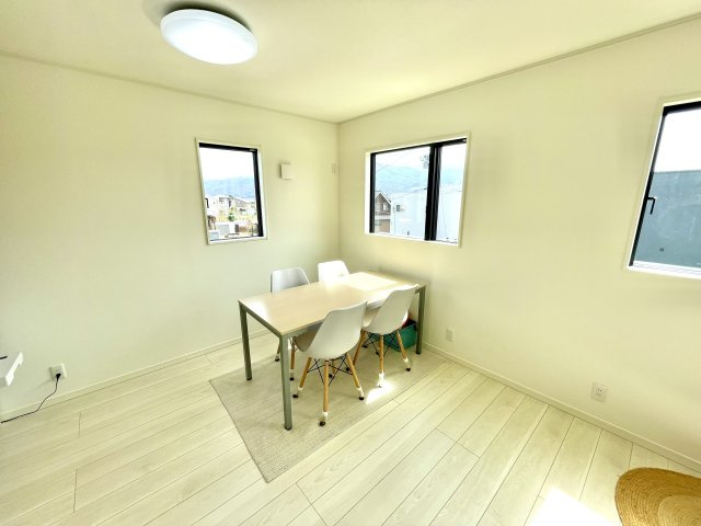 【洋室】 | 【分譲住宅】　山形市みはらしの丘二丁目　☆全1棟☆ | 各居室のクローゼットにはたっぷり収納していただけます♪
お部屋はいつでもスッキリ♪