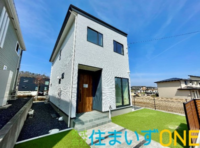 【外観】 | 【分譲住宅】　山形市みはらしの丘二丁目　☆全1棟☆ | 全１棟の外構付き分譲住宅です♪
ホワイトを基調としたナチュラルな外観となっております♪
水回りの導線や豊富な収納など魅力がたくさん。充実の収納と機能性を兼ね揃えた見どころ満載です♪