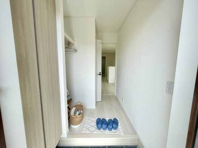 【玄関】 | 【分譲住宅】　山形市みはらしの丘二丁目　☆全1棟☆ | 人を迎え入れる最初の場所だからこそ、清潔感がある空間にして頂ける様にゆとりある玄関収納を設置しました。おでかけの時も帰った時も、「我が家」を最初に感じてもらえる素敵な空間に♪