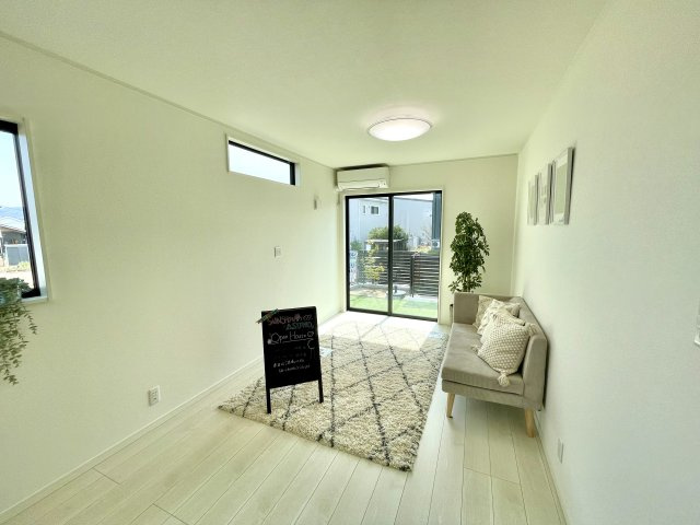 【居間・リビング】 | 【分譲住宅】　山形市みはらしの丘二丁目　☆全1棟☆ | 明るい色調のリビングは開放感もあり、ご家族様がのんびり寛げる空間になっております(^^)/