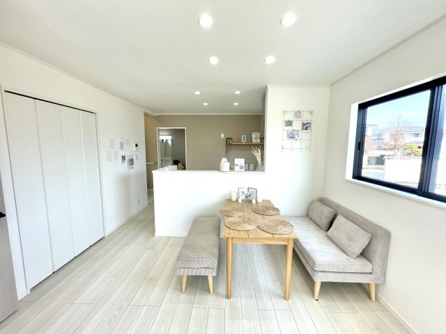 【居間・リビング】 | 【分譲住宅】　山形市みはらしの丘二丁目　☆全1棟☆ | 人気の対面キッチンを採用。奥様の家事動線に拘ったつくりです！
家族とのコミュニケーションを大切にしたい方へぴったりの住宅です♪