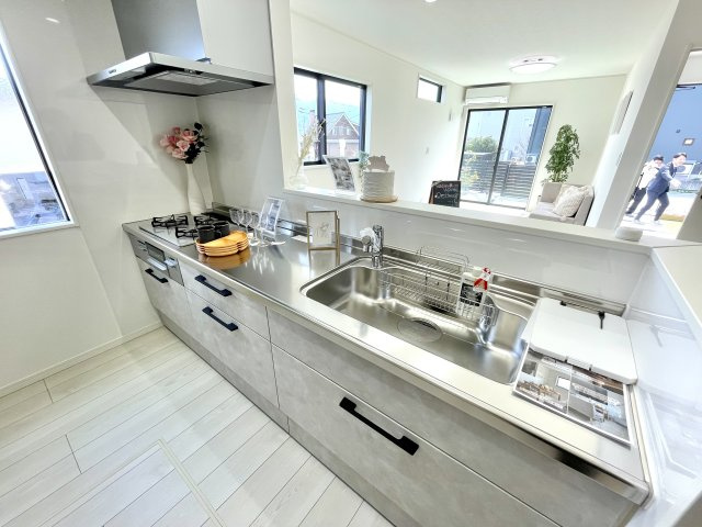 【キッチン】 | 【分譲住宅】　山形市みはらしの丘二丁目　☆全1棟☆ | キッチンは人気の対面式。会話をしながら・お子様のリビング学習を見守りながらお料理が捗りそうです。収納も充実しており、小物から鍋類まで大小問わず適材適所の収納を実現。出し入れもとてもスムーズ♪