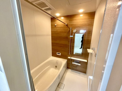 【浴室】 | 【分譲住宅】　山形市みはらしの丘二丁目　☆全1棟☆ | 広々したバスルームは日々の疲れを癒してくれます。半身浴タイプなので、お子さんと一緒にゆっくり湯船につかりながら１日の出来事をお話したり・・そんな素敵時間が過ごせます♪