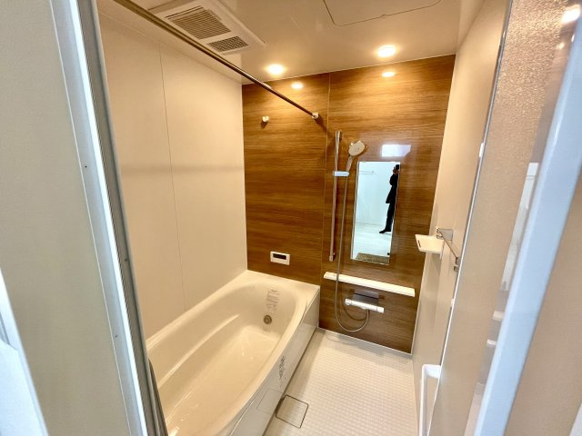 【浴室】 | 【分譲住宅】　山形市みはらしの丘二丁目　☆全1棟☆ | 広々したバスルームは日々の疲れを癒してくれます。半身浴タイプなので、お子さんと一緒にゆっくり湯船につかりながら１日の出来事をお話したり・・そんな素敵時間が過ごせます♪