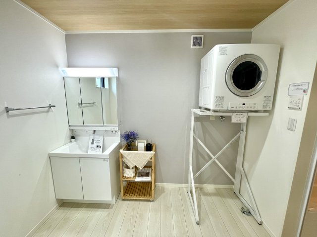 【脱衣所】 | 【分譲住宅】　山形市みはらしの丘二丁目　☆全1棟☆ | 洗面室にはガス乾燥機設置済み♪
家事負担を軽減できます!(^^)!