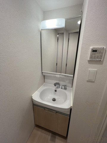 アドバンス大阪城北グレカーレの独立洗面台