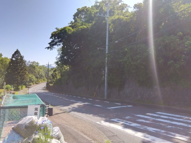 売土地　三島市大場の前面道路含む現地写真|約70坪あるので広々としています。前面道路が広々としているので車の駐車がしやすいです。