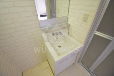 【独立洗面台】 | 十三本町ウインズマンションⅡ | 独立洗面台あり、毎朝おしゃれに忙しい女性の方におすすめです