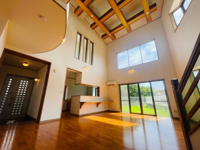 うるま市兼箇段　Kタウン　A号棟の居間・リビング|天井が高く開放感がある広いリビング