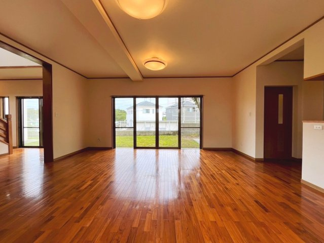 うるま市兼箇段　Kタウン　B号棟の居間・リビング|リビング18.1帖