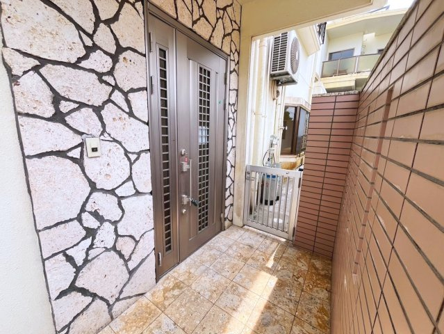 うるま市兼箇段　Kタウン　B号棟の玄関