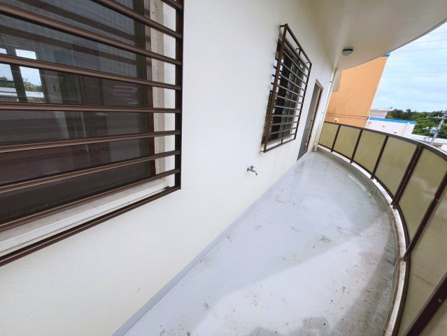 うるま市兼箇段　Kタウン　B号棟のバルコニー|水栓付き