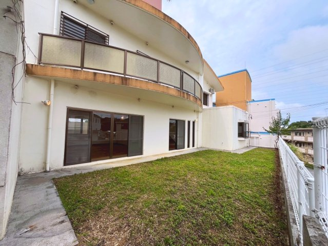 うるま市兼箇段　Kタウン　B号棟の庭