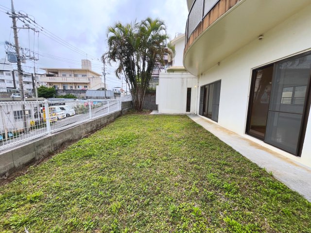 うるま市兼箇段　Kタウン　B号棟の庭