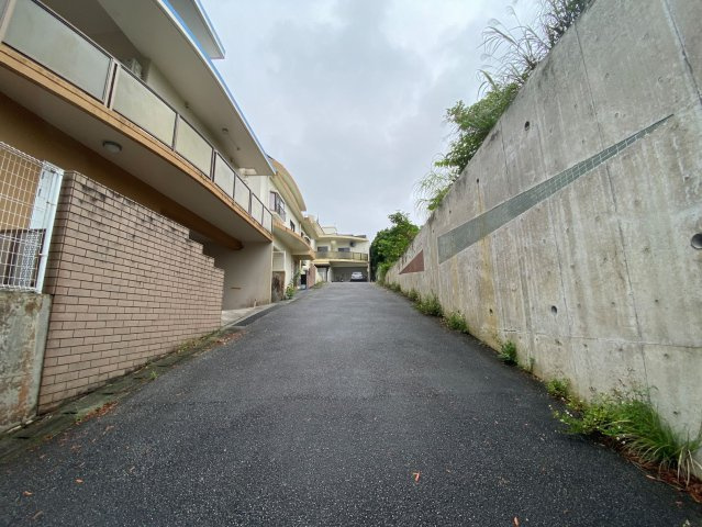 うるま市兼箇段　Kタウン　B号棟の前面道路含む現地写真|前面道路