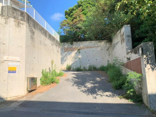 うるま市兼箇段　Kタウン　B号棟の前面道路含む現地写真|進入路