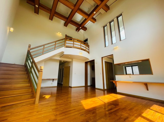 うるま市兼箇段　Kタウン　C号棟の居間・リビング|天井が高く開放感がある広いリビング