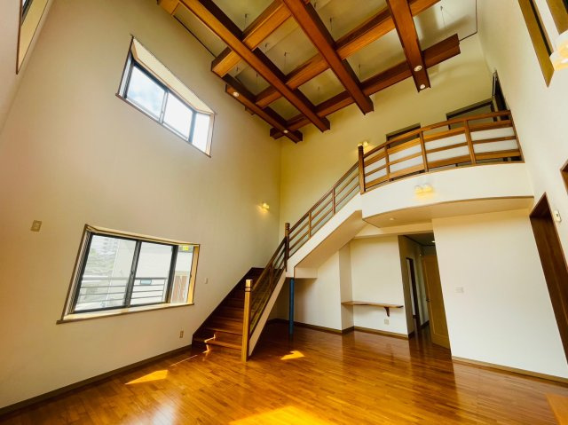 うるま市兼箇段　Kタウン　C号棟の居間・リビング|天井が高く開放感がある広いリビング