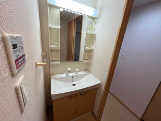 エメラルドA【10,000円キャッシュバック対象物件】の独立洗面台|独立洗面台で身支度をすべて済ませてしまいましょう
