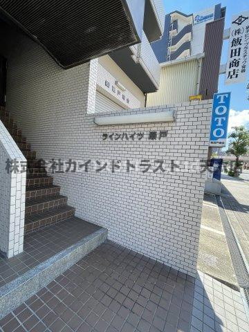 ラインハイツ瀬戸のエントランス|建物の内部です
