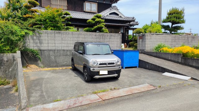伊予市森　一戸建ての駐車場