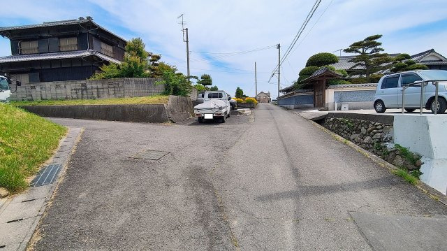 伊予市森　一戸建ての前面道路含む現地写真
