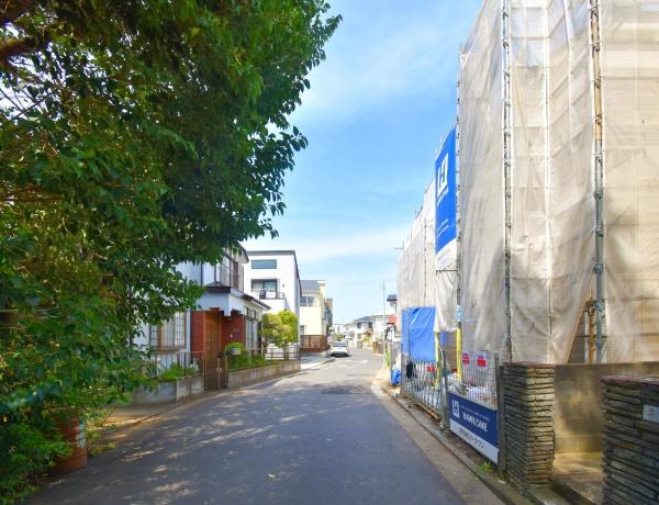 横浜市泉区中田西３丁目の新築一戸建の前面道路含む現地写真|車通りが少ない為、小さなお子様にも安心です。
是非一度、現地へ起こしください。

