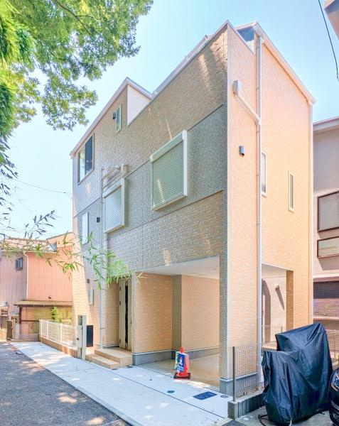 横浜市磯子区岡村３丁目の新築一戸建の外観|周辺は落ち着いた街並み。
是非一度、現地へお越しください。
ご自宅まで送迎も可能です