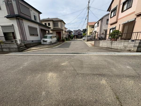 岩出市岡田　中古戸建の前面道路含む現地写真