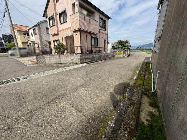 岩出市岡田　中古戸建の前面道路含む現地写真