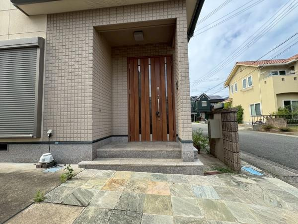 岩出市岡田　中古戸建の玄関
