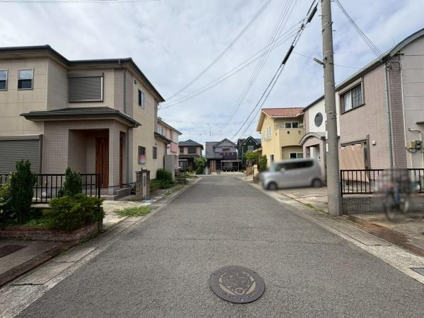 岩出市岡田　中古戸建の前面道路含む現地写真