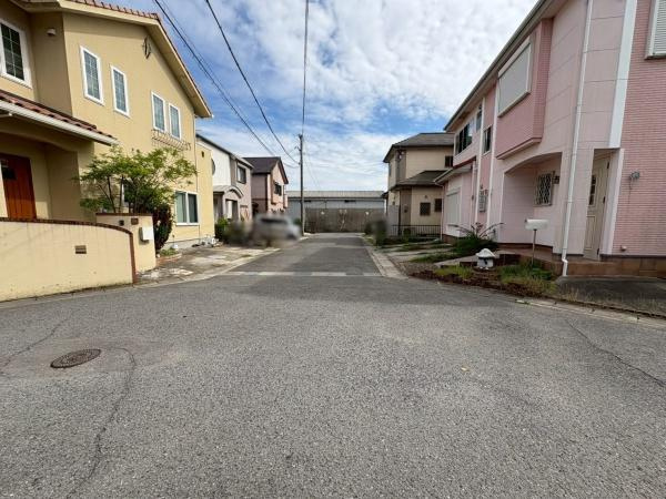 岩出市岡田　中古戸建の前面道路含む現地写真