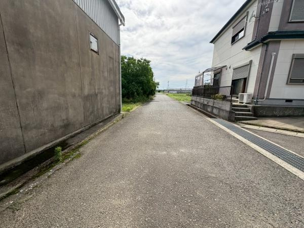 岩出市岡田　中古戸建の前面道路含む現地写真