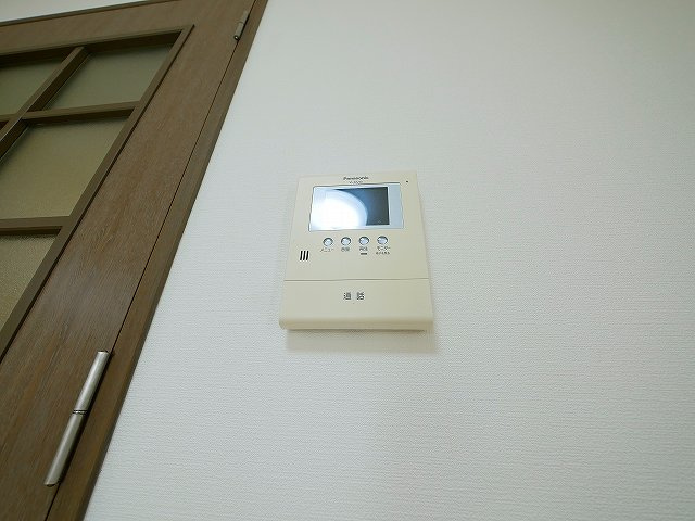 シャトー東九条のセキュリティ|お顔が見えるモニター付きインターホンで安心。