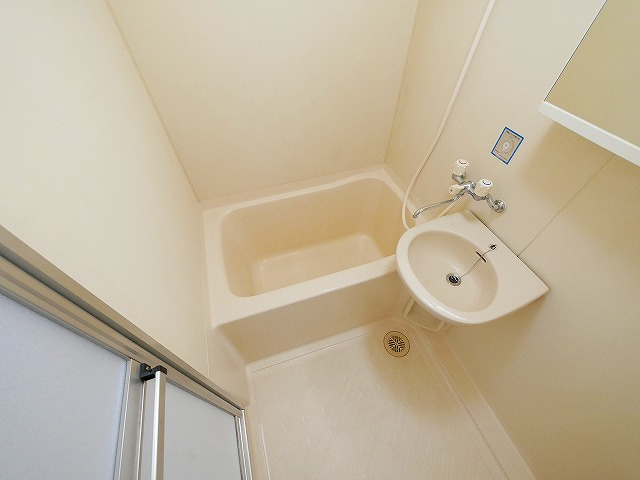 シャトー東九条の浴室|嬉しいお風呂・トイレ別々の物件。