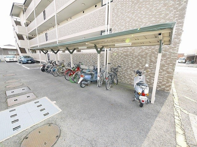 シャトー東九条のその他共用部分|ゆったりとした駐輪スペース。