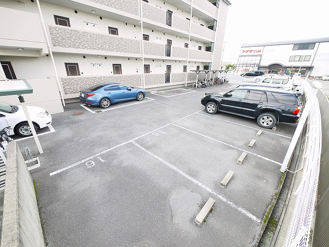 シャトー東九条の駐車場|駐車場があるので、車を買う予定の方も安心です