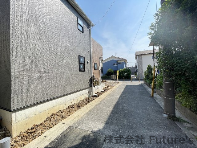 三郷市戸ケ崎3丁目　新築戸建　全1棟の前面道路含む現地写真|前面道路含む現地写真です。