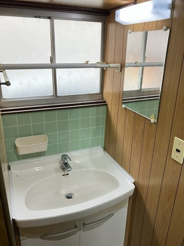 福井市足羽2丁目　オーナーチェンジ中古戸建　の独立洗面台