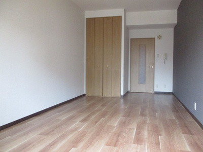 【居間・リビング】 | アミスタ菅原 | 約10帖の広い洋室がポイントです