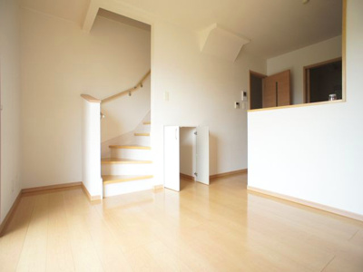 【居間・リビング】 | カーサフェリーチェ | 人気の対面キッチン・階段下収納があるリビングです。