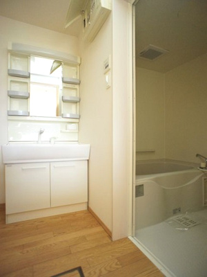 【独立洗面台】 | カーサフェリーチェ | 洗髪洗面化粧台と洗濯機置き場があります♪